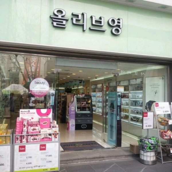 Photo taken at 올리브영 (OLIVE YOUNG) by Totoro T. on 4/15/2012