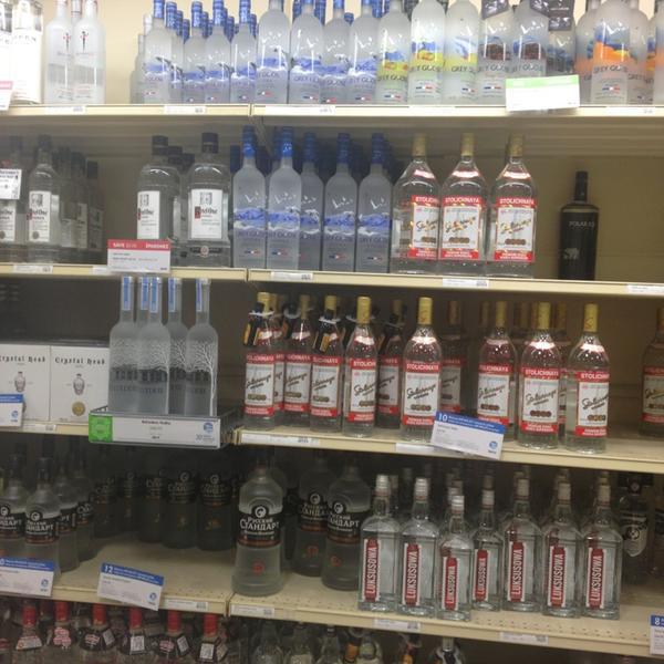 Photo taken at LCBO by Rochelle C. on 2/16/2013-加拿大温莎霍华德大道圆屋中心3165 Photo taken at LCBO by Rochelle C. on 2/16/2013