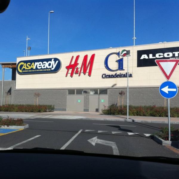 Photo taken at Auchan - Centro Commerciale Porte di Catania by Olga S. on 1/8/2011-意大利西西里岛卡塔尼亚192国道盖索比安科84+500公里 Photo taken at Auchan - Centro Commerciale Porte di Catania by Olga S. on 1/8/2011