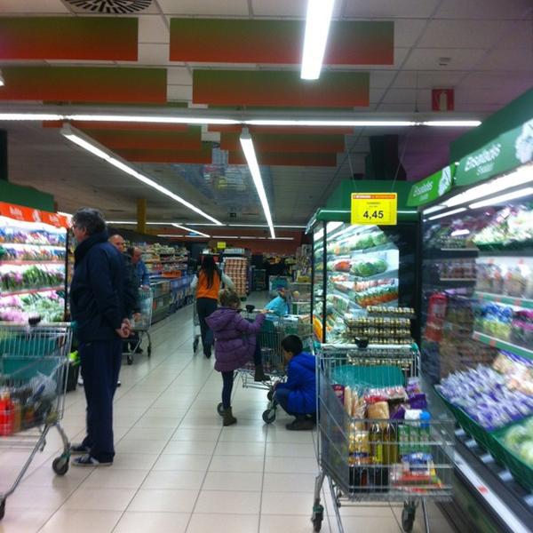 Photo taken at Mercadona C/Peru by Pepe Z. on 11/16/2013