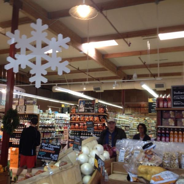 Photo taken at Whole Foods Market by Jon S. on 12/22/2013-加尼福尼亚 洛思加图斯洛斯加托斯大道15980(在花间堂路) Photo taken at Whole Foods Market by Jon S. on 12/22/2013