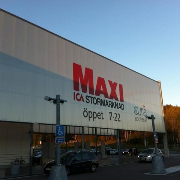 Photo taken at ICA Maxi by André B. on 10/12/2012