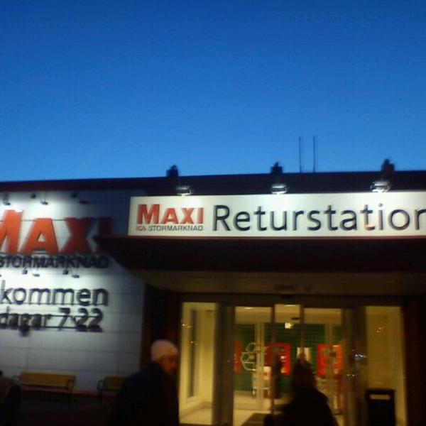 Photo taken at ICA Maxi Erikslund by Patrik B. on 11/19/2011-瑞典西曼兰省韦斯特罗斯特拉弗斯街12号 Photo taken at ICA Maxi Erikslund by Patrik B. on 11/19/2011