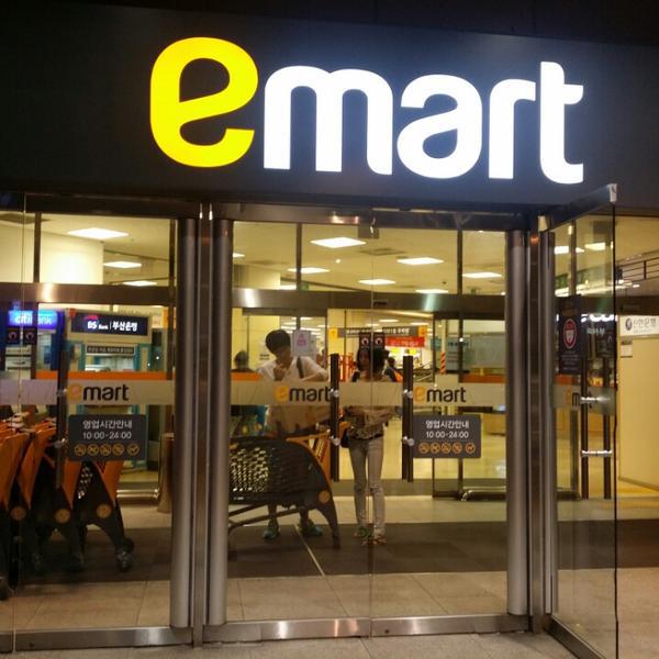 Photo taken at 이마트 / E-Mart by Lorraine Y. on 6/27/2014