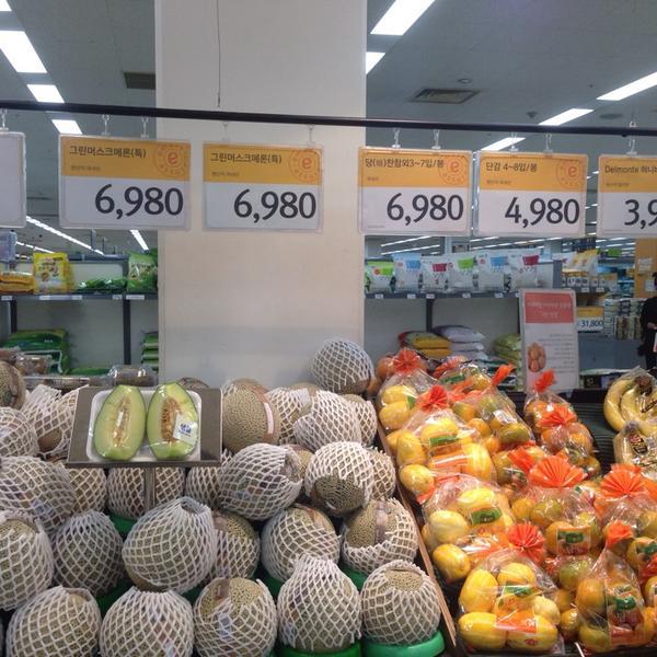 Photo taken at 이마트 / E-Mart by e.junyup on 10/11/2014