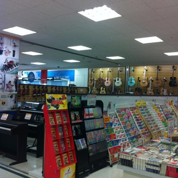 Photo taken at 이마트 / E-Mart by Bling L. on 7/21/2012