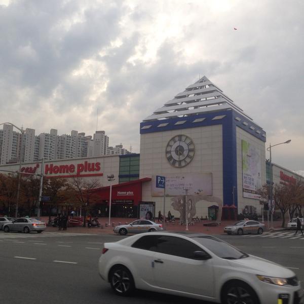 Photo taken at 홈플러스 (Home plus) by Yoonseok H. on 11/14/2013-釜山广域市莲堤体育中心 Photo taken at 홈플러스 (Home plus) by Yoonseok H. on 11/14/2013