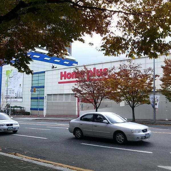 Photo taken at 홈플러스 (Home plus) by EunByeol K. on 11/10/2013-釜山广域市莲堤体育中心 Photo taken at 홈플러스 (Home plus) by EunByeol K. on 11/10/2013