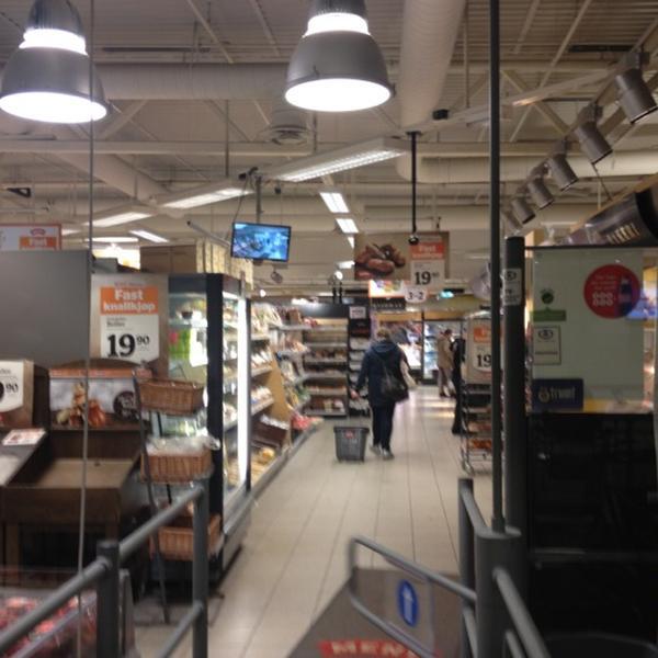 Photo taken at Meny by Khalique R. on 3/12/2012