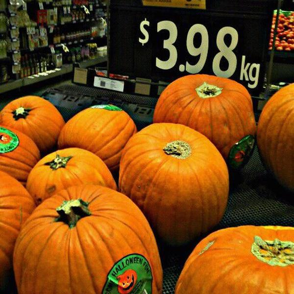 Photo taken at Woolworths by S P. on 10/20/2011-昆士兰迪拉克街Woolworths超市 Photo taken at Woolworths by S P. on 10/20/2011