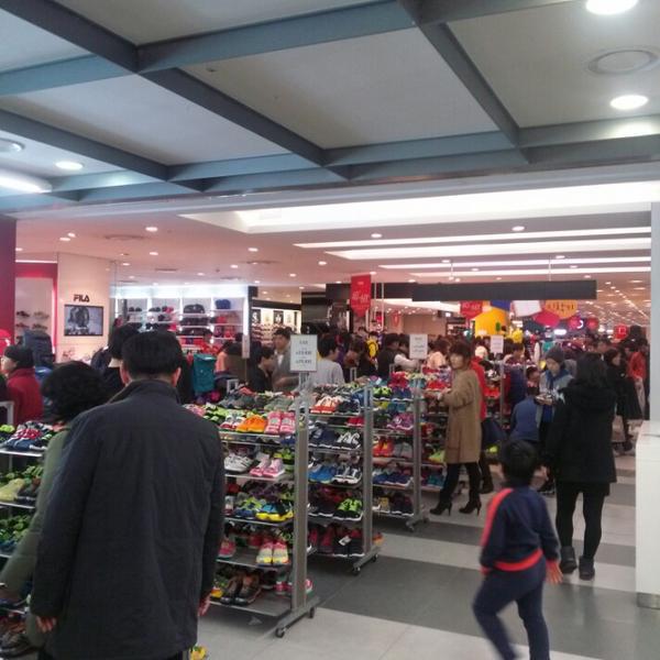 Photo taken at 롯데마트 (LOTTE Mart) by MinSung K. on 3/2/2014