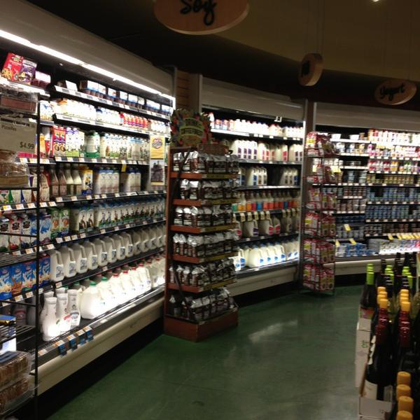 Photo taken at Whole Foods Market by Janis W. on 7/17/2013-伊利诺 芝加哥阿什兰大道3300(西学院街) Photo taken at Whole Foods Market by Janis W. on 7/17/2013