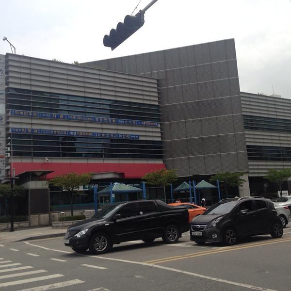 Photo taken at 롯데마트 (LOTTE Mart) by Minnie L. on 7/10/2014