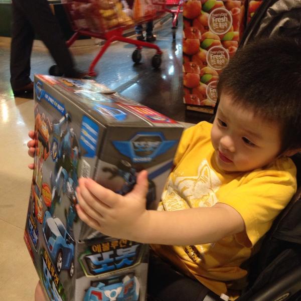 Photo taken at 롯데마트 (LOTTE Mart) by Soeun J. on 7/8/2014