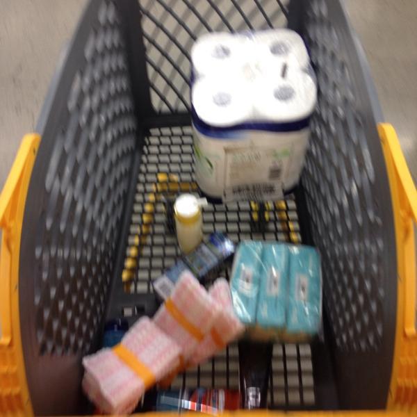 Photo taken at 이마트 / E-Mart by Tomochan S. on 4/10/2014-大田市东区1689易买得超市 Photo taken at 이마트 / E-Mart by Tomochan S. on 4/10/2014