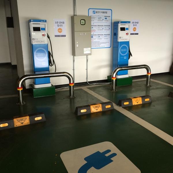 Photo taken at 이마트 (E-Mart) by In Han S. on 8/31/2014-京畿道城南盆塘区134易买得超市 Photo taken at 이마트 (E-Mart) by In Han S. on 8/31/2014