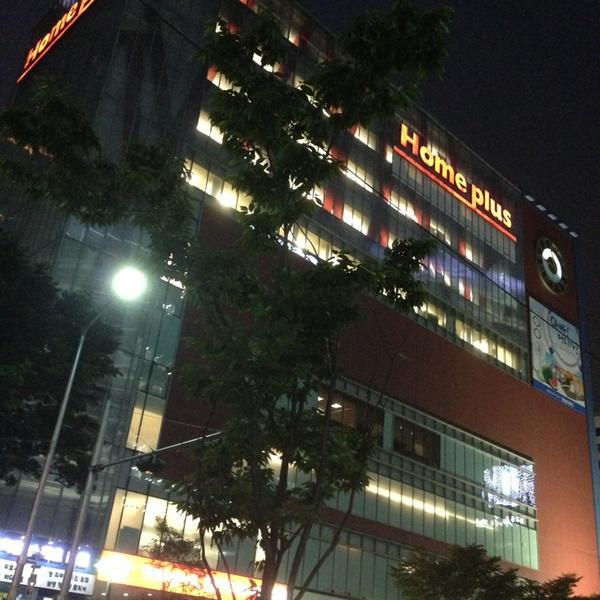 Photo taken at 홈플러스 (Home plus) by Yoonseok H. on 6/27/2013-首尔市松坡区蚕室洞新川路6路16号 Photo taken at 홈플러스 (Home plus) by Yoonseok H. on 6/27/2013