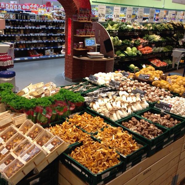 Photo taken at EDEKA Center by Stefan L. on 3/19/2014-德国柏林斯蒂芬大道37 Photo taken at EDEKA Center by Stefan L. on 3/19/2014