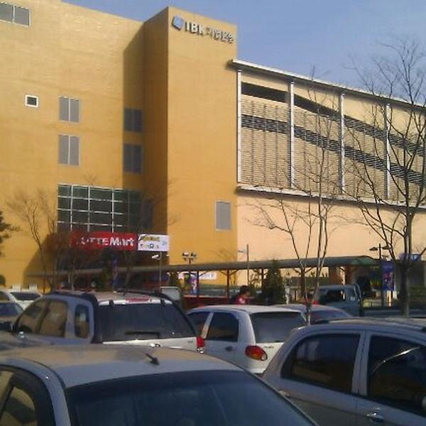 Photo taken at 롯데마트 (LOTTE Mart) by Ahmed S. on 11/28/2011