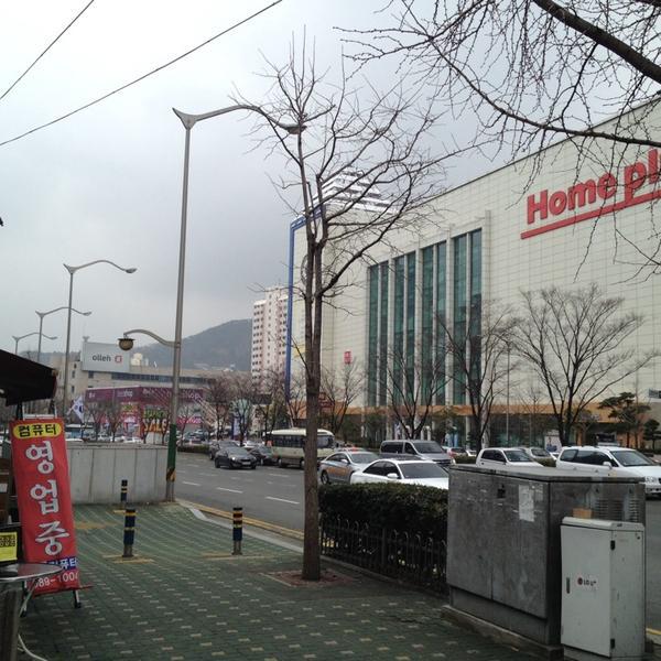 Photo taken at 홈플러스 (Home plus) by Hizkia T. on 3/1/2014