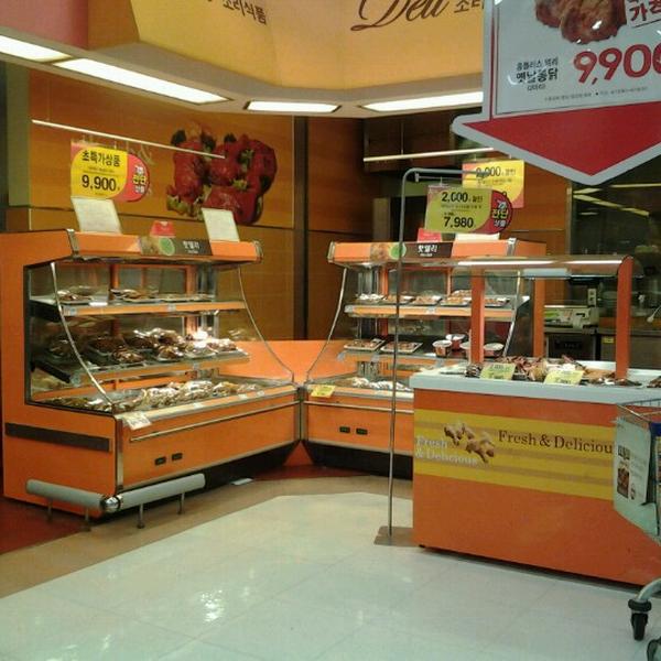 Photo taken at 홈플러스 (Home plus) by Peyoong V. on 9/16/2012