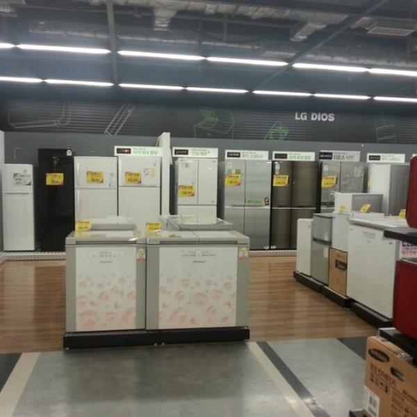 Photo taken at 홈플러스 (Home plus) by 장호 최. on 9/8/2012