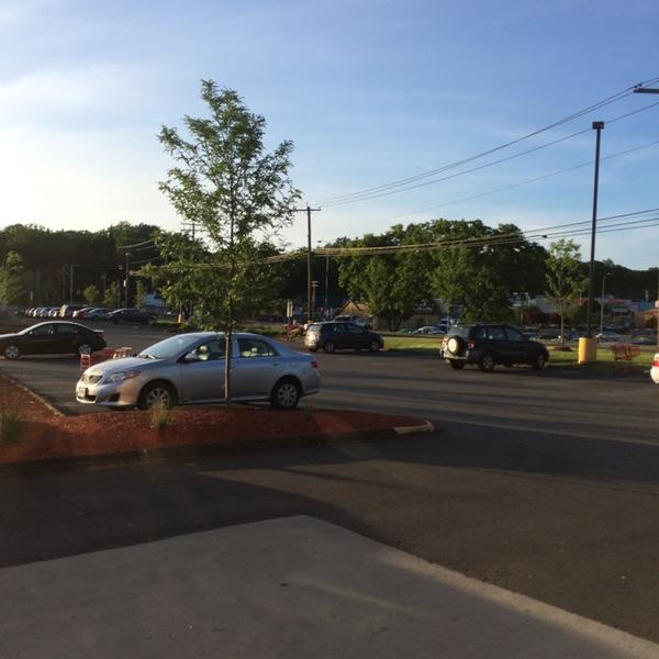 Photo taken at Trader Joe's by Darren R. on 6/15/2014-康涅狄格州奥林奇波士顿邮报路560 Photo taken at Trader Joe's by Darren R. on 6/15/2014