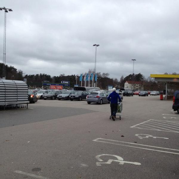 Photo taken at Coop Forum by Anita on 11/29/2012-瑞典西约塔兰省布罗斯Enedals街10号 Photo taken at Coop Forum by Anita on 11/29/2012