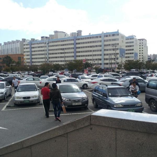 Photo taken at 롯데마트 / Lotte Mart by Rupee on 10/3/2012