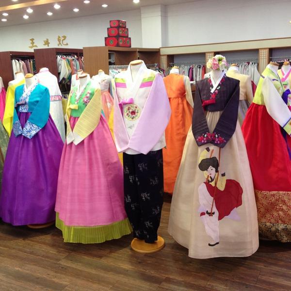 Photo taken at 롯데마트 / Lotte Mart by Bader A. on 6/25/2013