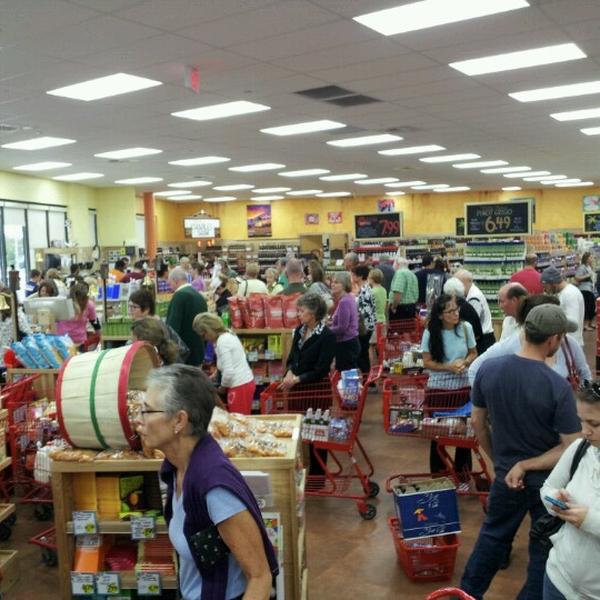 Photo taken at Trader Joes by Richard L. on 1/19/2013-美国佛罗里达州萨拉索塔塔米亚米街南4101 Photo taken at Trader Joes by Richard L. on 1/19/2013