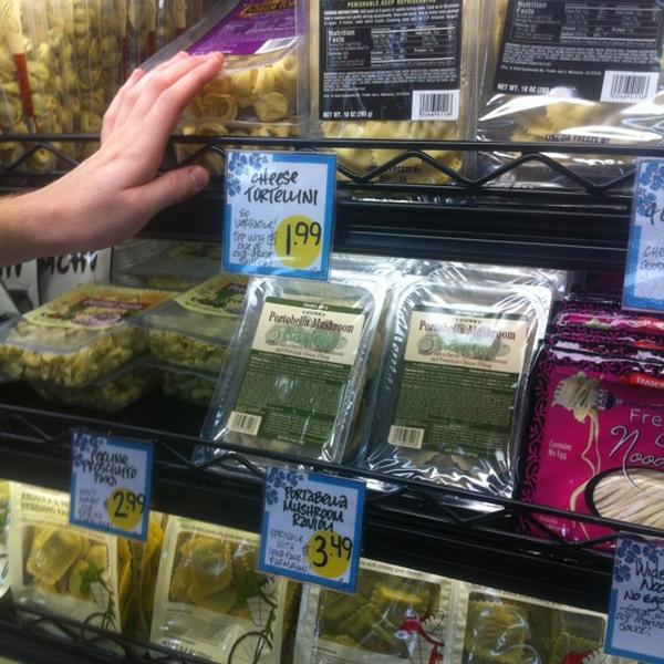 Photo taken at Trader Joes by Steven B. on 9/30/2012-美国佛罗里达州萨拉索塔塔米亚米街南4101 Photo taken at Trader Joes by Steven B. on 9/30/2012