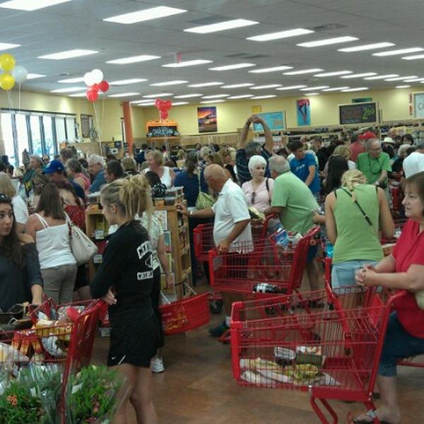 Photo taken at Trader Joes by Ashley Ann on 9/8/2012-美国佛罗里达州萨拉索塔塔米亚米街南4101 Photo taken at Trader Joes by Ashley Ann on 9/8/2012