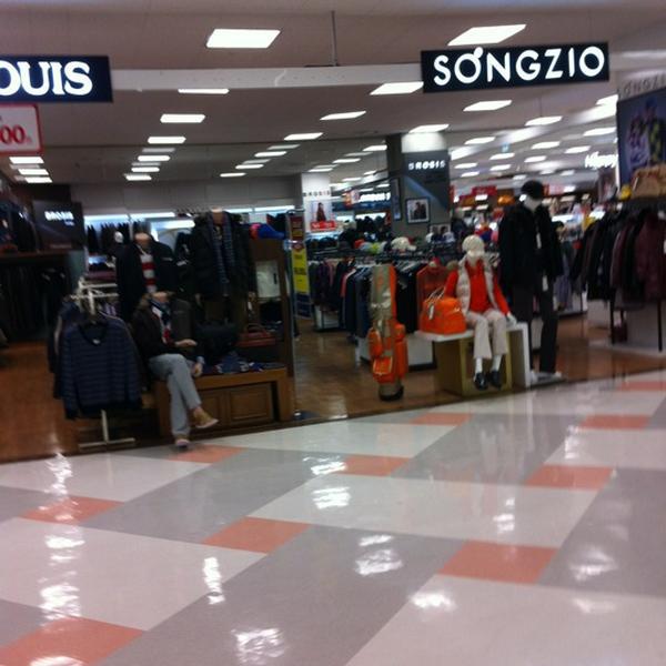 Photo taken at 홈플러스 (Home plus) by N.Kyung Cheol 싱. on 1/11/2012