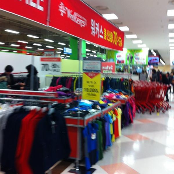 Photo taken at 홈플러스 (Home plus) by N.Kyung Cheol 싱. on 2/28/2012