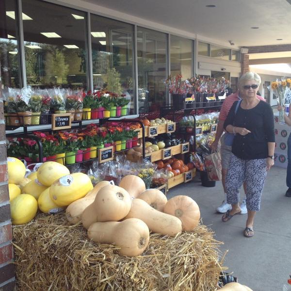 Photo taken at Trader Joe's by Sevgi Ş. on 10/12/2013-佛罗里达州塔拉赫西市托马斯维尔路3425号 Photo taken at Trader Joe's by Sevgi Ş. on 10/12/2013