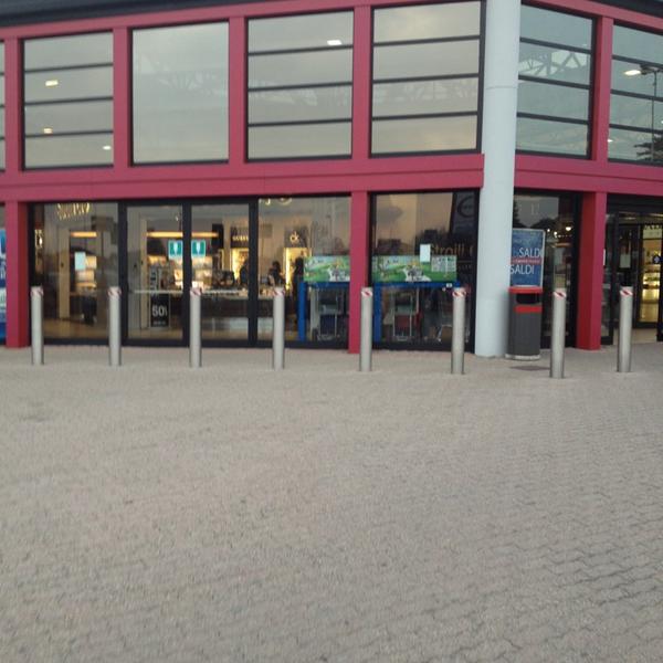 Photo taken at Bennet Monticello by Oskar M. on 1/12/2013-意大利伦巴第卡西纳里扎尔迪复兴路53 Photo taken at Bennet Monticello by Oskar M. on 1/12/2013