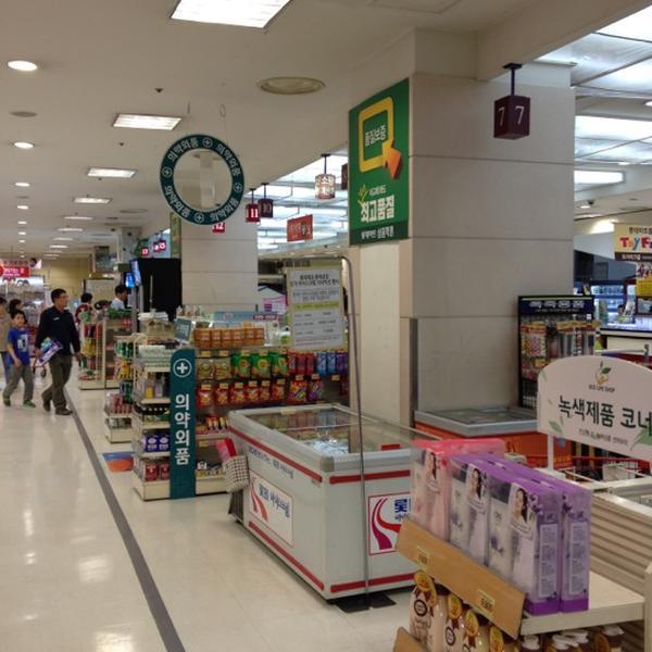Photo taken at 롯데마트 (Lotte Mart) by Genie P. on 5/6/2012