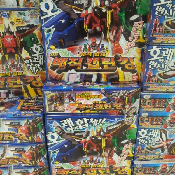 Photo taken at 롯데마트 (Lotte Mart) by imzxx on 12/24/2012