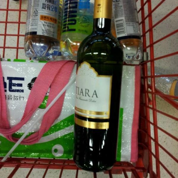 Photo taken at 홈플러스 / Home Plus by Jaison P. on 10/16/2011-京畿道水原市长安区81 Photo taken at 홈플러스 / Home Plus by Jaison P. on 10/16/2011