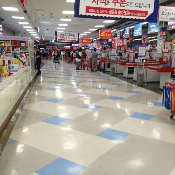 Photo taken at 홈플러스 / Home Plus by Ah Jeong K. on 7/12/2013-京畿道水原市长安区81 Photo taken at 홈플러스 / Home Plus by Ah Jeong K. on 7/12/2013