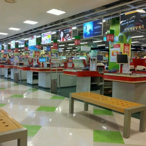 Photo taken at 홈플러스 / Home Plus by Jaison P. on 11/25/2011-京畿道水原市长安区81 Photo taken at 홈플러스 / Home Plus by Jaison P. on 11/25/2011