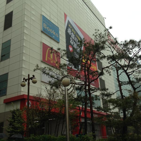 Photo taken at 홈플러스 / Home Plus by Yoonseok H. on 4/25/2013-京畿道水原市长安区81 Photo taken at 홈플러스 / Home Plus by Yoonseok H. on 4/25/2013