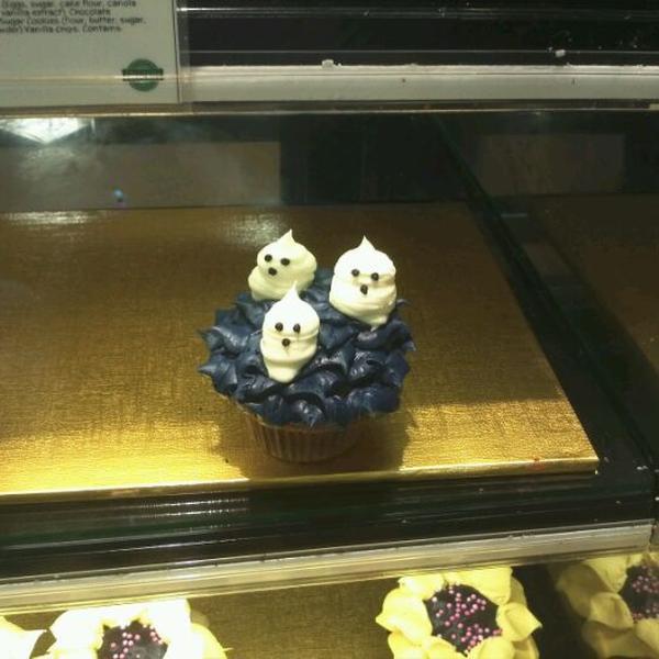 Photo taken at Whole Foods Market by Victor B. on 10/18/2011-加利福尼亚州帕萨迪纳小阿罗约PKWY465 Photo taken at Whole Foods Market by Victor B. on 10/18/2011