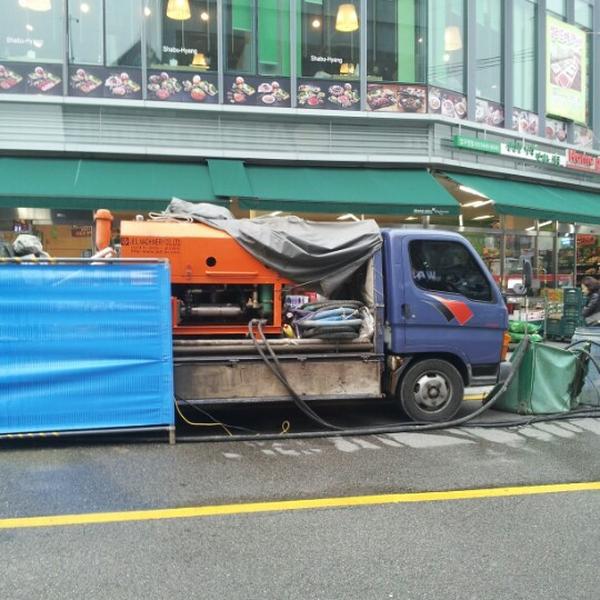 Photo taken at 홈플러스 익스프레스 (Home Plus Express) by Yongseok G. on 11/8/2012-首尔江南区狎鸥亭46街5-2号 Photo taken at 홈플러스 익스프레스 (Home Plus Express) by Yongseok G. on 11/8/2012