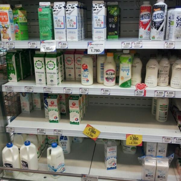 Photo taken at 홈플러스 익스프레스 (Home Plus Express) by Yongseok G. on 11/11/2012-首尔江南区狎鸥亭46街5-2号 Photo taken at 홈플러스 익스프레스 (Home Plus Express) by Yongseok G. on 11/11/2012