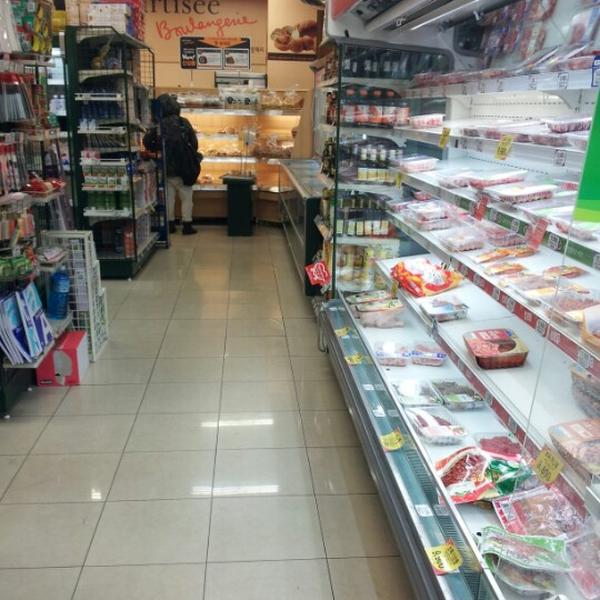 Photo taken at 홈플러스 익스프레스 (Home Plus Express) by Yongseok G. on 11/14/2012-首尔江南区狎鸥亭46街5-2号 Photo taken at 홈플러스 익스프레스 (Home Plus Express) by Yongseok G. on 11/14/2012