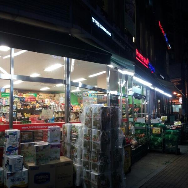 Photo taken at 홈플러스 익스프레스 (Home Plus Express) by Yongseok G. on 11/23/2012-首尔江南区狎鸥亭46街5-2号 Photo taken at 홈플러스 익스프레스 (Home Plus Express) by Yongseok G. on 11/23/2012