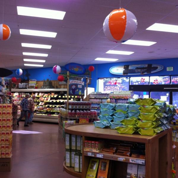 Trader Joe's乔氏连锁萨利纳斯店 加利福尼亚州圣塔克鲁兹市前街700号