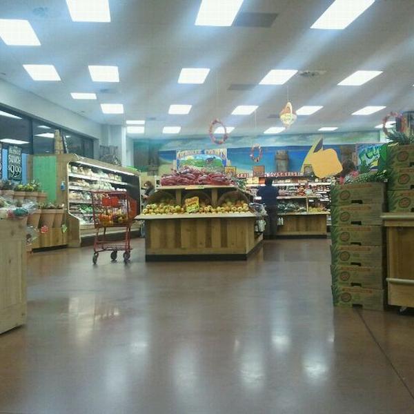 Photo taken at Trader Joe's by David N. on 11/12/2011-美国威斯康辛州格伦代尔华盛顿港路北5600 Photo taken at Trader Joe's by David N. on 11/12/2011